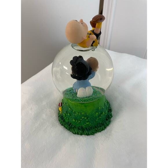 Peanuts Collection Westland Giftware "Aaugh!" 8204 musical snowglobe figurine - Picture 6 of 7